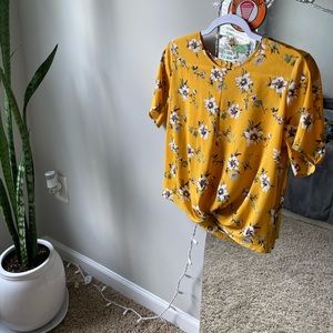 Yellow floral blouse/top🌼🌱